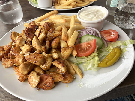 Kyckling och pommes på en vägkrog nära Örsundsbro