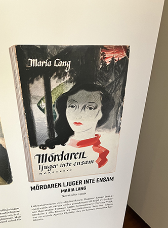 Omslaget till Mördaren ljuger inte ensam på utställningen