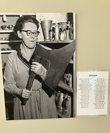 Foto Maria Lang med stor yxa