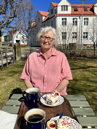 Anna utefikar på Café Slottspigorna