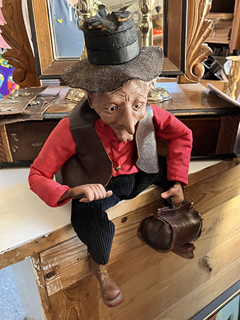 Gubbe med doktorsväska Nora diversehandel