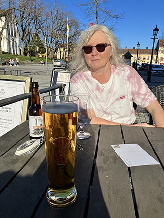 Anna kall öl och vykort på Stadshotellets uteservering