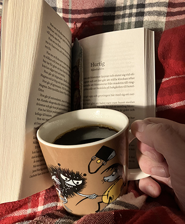 Kaffe på sängen och bok med Hurtigkapitel