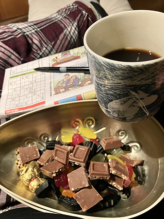Kvällskaffe med sudoku och godis i påskägg