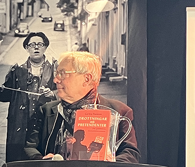 Magnus Wetterholm läste ur Drottningar och pretendenter