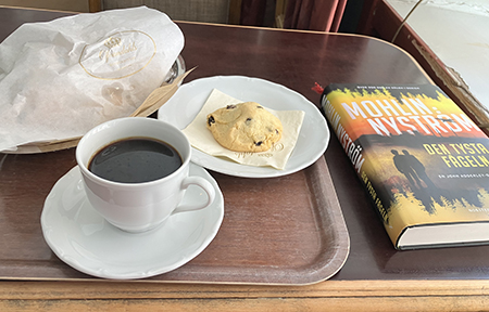 Ostbaguette russintopp kaffe och boken Den tysta fågeln