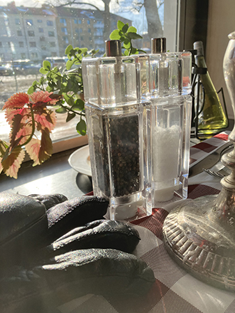 Peppar och salt fönster hos Trattoria Alessandro