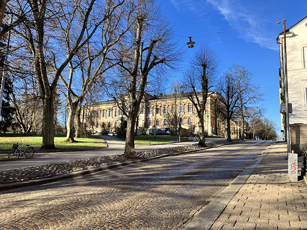 St Olofsgatan med universitetshuset till vänster