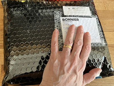 Svart påse från Bonniers