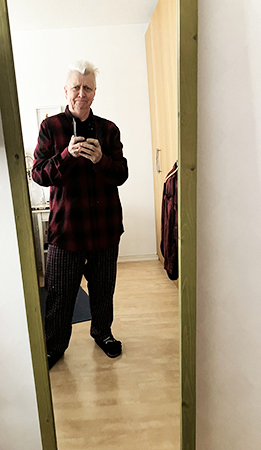 Tveksam provar en rödrutig skjorta