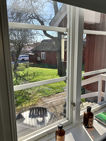 Utsikt fönstret vid sängen Rådstugugatan