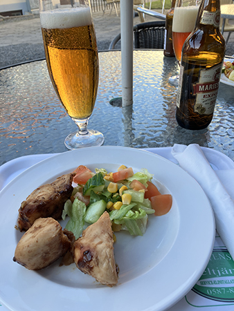 Kyckling sallad och öl på uteserveringen hos Karlssons