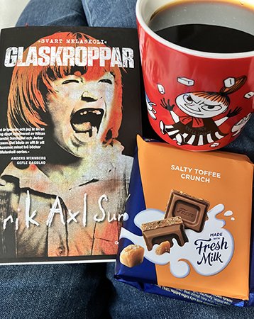 Boken Glaskroppar kaffe i Lilla Mymugg och chokald Salty Toffee crunch Fazer
