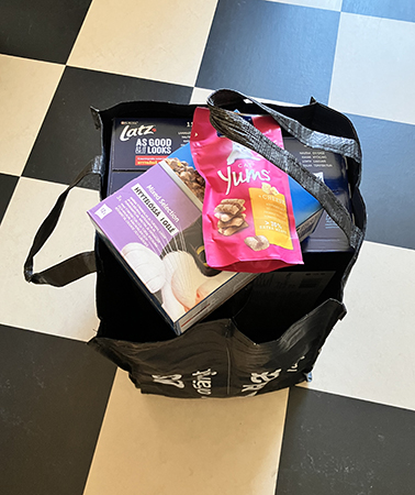 En kasse kattmatlådor