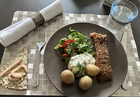 Lax potatis sås grönsallad knäckemacka med kaviar