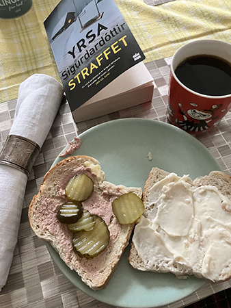 Leverpastejmacka o räkostmacka kaffe boken Straffet