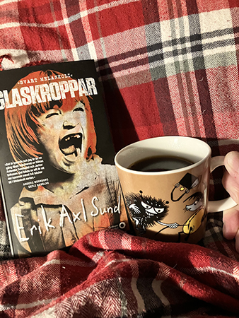 Lördagsmorgon med boken Glaskroppar och kaffe på sängen