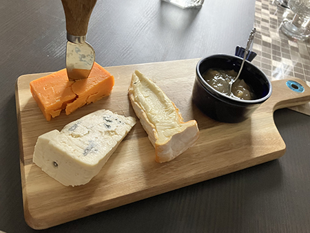 Ostbricka med tre sorters ostar och Annas äpple o ingefärsmarmelad