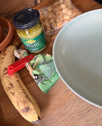 Pesto banan krutonger parmesan och en pastatallrik