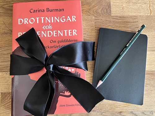Recensionsex Carina Burmans bok Drottningar o pretender skrivbok penna