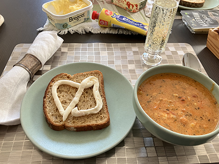 Torgkassens fisksoppa och P. Lex prosecco i glaset