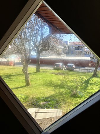 Genom fönstret i ytterdörren