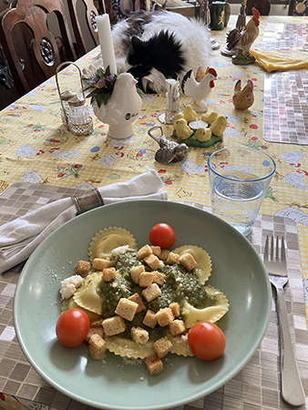 Pasta med pesto och tre tomater Lucifer sover på bordet
