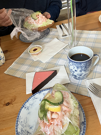 Räkmackor och kakor till lunch på Café da Capo