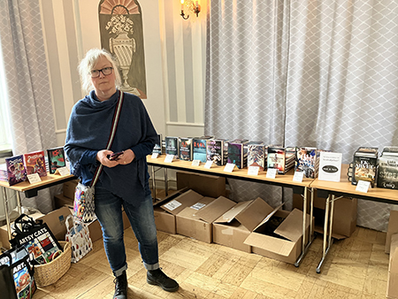 Anna kollar på böcker