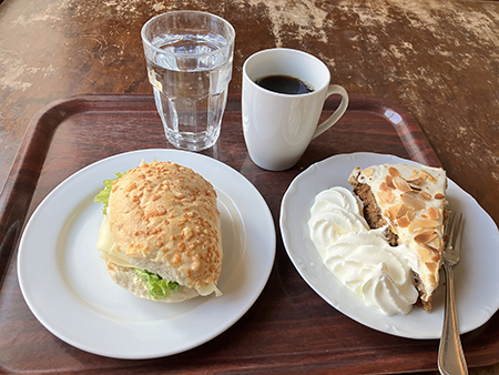 Storkenfika ostfralla och morotskaka