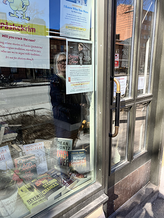 Anna tittar in i English Bookshop