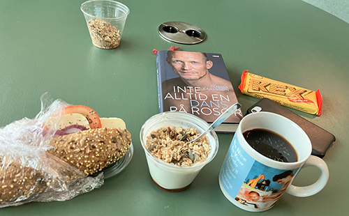 Lunch på det gröna bordet med macka kaffe yoghurt müsli o boken Inte alltid en dans på rosor Lunch på det gröna bordet med macka kaffe yoghurt müsli o boken Inte alltid en dans på rosor