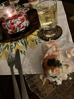 Smörgåstårta och vitt vin på Main Street