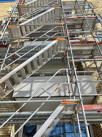 Byggställningar på vår balkongsida