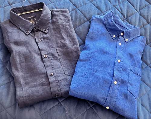 En mörkblå och en ljusare blå linneskjorta
