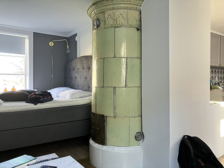 Kakelugnen och sängen på Rådstugugatan