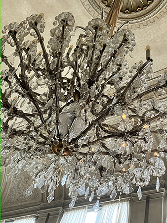 Ljuskrona på stadshotellet i Nora