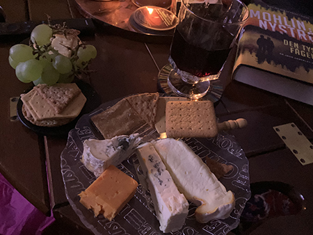 Ostassiett vin och boken Den tysta fågeln Ostassiett vin och boken Den tysta fågeln