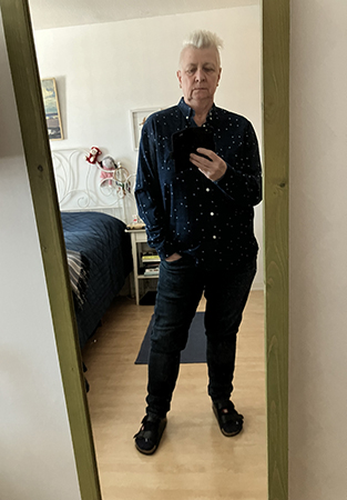 Jag i spegeln i skjorta köpt till Annas 50årsdag