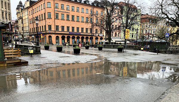Västra Ågatan med jättestor vattenpöl Västra Ågatan med jättestor vattenpöl
