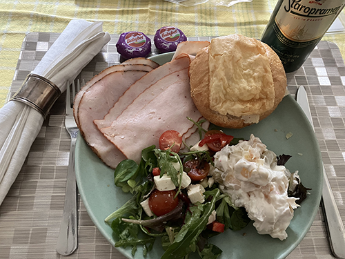 Kallskuren kalkon o kyckling bröd sallad mimosasallad babybelost Staropramen