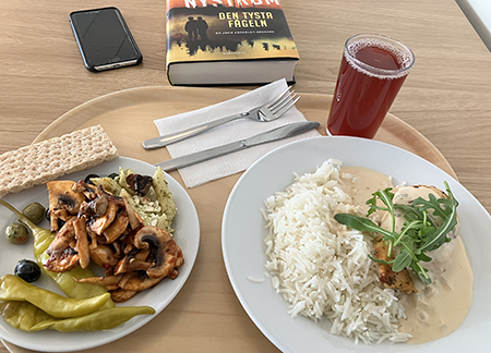 Kycklinglunch med boken Den tysta fågeln