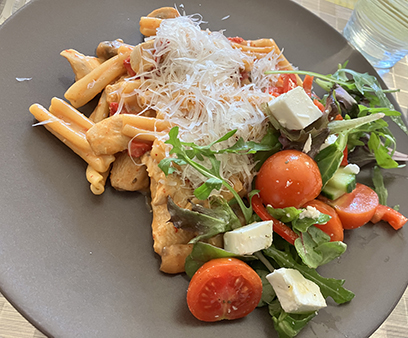 Kycklingpasta med ost och grönsaker