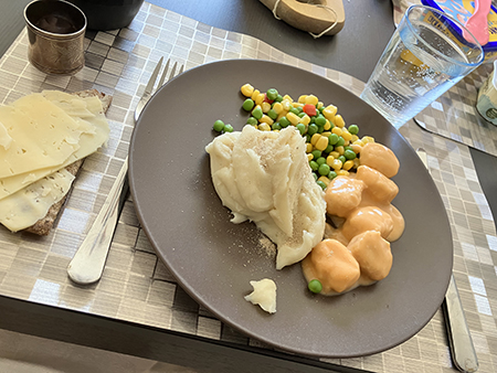 Laxbullar potatismos grönsaker knäckemacka med ost Laxbullar potatismos grönsaker knäckemacka med ost