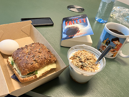 Lunch med macka yoghurt kaffe boken Före fallet