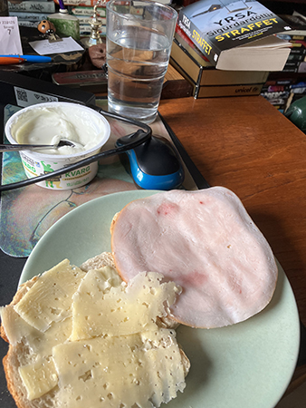 Mackor och qwarj vatten vid skrivbordet