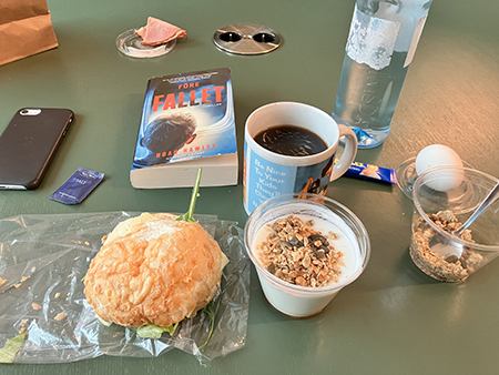 Ostfralla yoghurt kaffe ägg o boken Före fallet skinkan bort Ostfralla yoghurt kaffe ägg o boken Före fallet skinkan bort