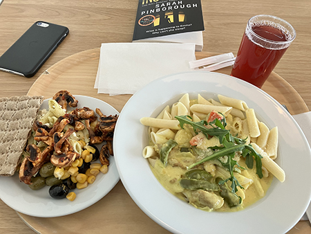 Pasta penne med kycklingcurrysås grönsaker boken Insomnia