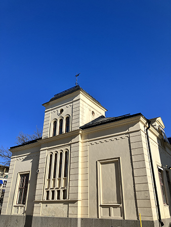 Vitt kapell St Persgatan o blå himmel