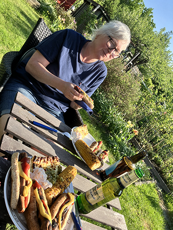 Anna äter grillad korv i Slottsträdgården